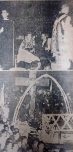 En la composición gráfica se recoge dos aspectos del acto: Arriba: aparece de espaldas Monseñor Críspulo Benítez Fontúrvel, Obispo Diocesano, cuando impartía su bendición a los fieles, Aparecen además en la foto, el Gobernador del Estado, doctor Eligio Antela Anzola y su esposa les acompaña el Padre Eliseo Alonso García. Abajo: un aspecto del numeroso público que asistió al brillante acto de anoche y la hermosa y sagrada reliquia de la Santa Cruz.