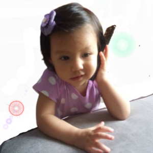 Bebe hablando por telefono